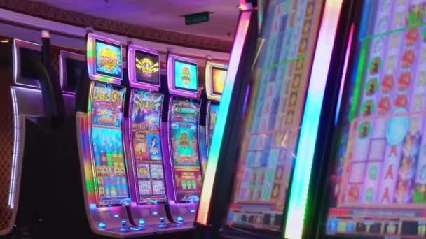 Gambling Club Auf Dem Reiseschiff Für Erwachsene Sie Auf Spielautomaten — Stockvideo