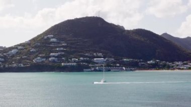 Karayip Denizi 'nde ve Antiller sahillerinde yaz tatili yolcu gemisi, yerel spor, balıkçılık hobisi ve açık hava eğlencesi.