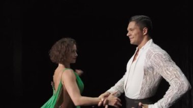 Balo dansı, eğitim ve gösteri ve yarışma hazırlığı kavramı