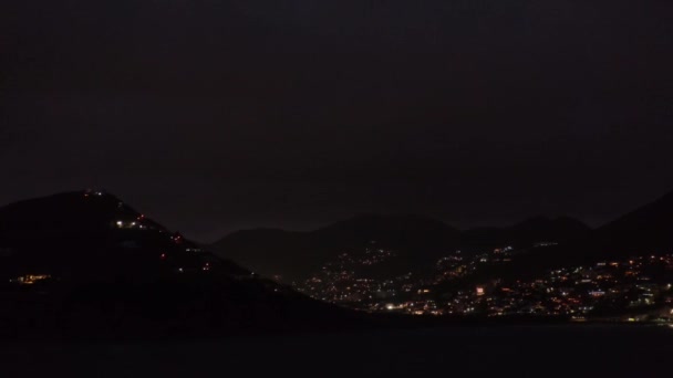 Gece Şehrinin Üstündeki Gökyüzünde Kararan Işık Alacakaranlık Silueti Gün Batımından — Stok video