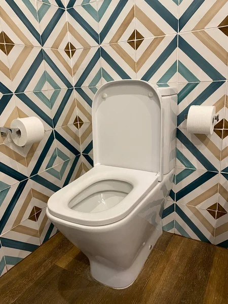 Toaletní Mísa Bílá Koupelna Interiér Modrou Vodou — Stock fotografie