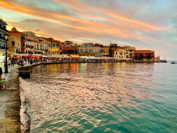 Deniz kıyısının ve limanın güzel manzarası