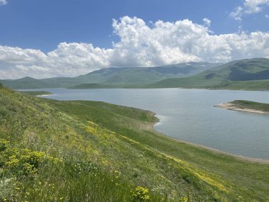 Ermenistan 'ın dağlarında gölü olan güzel manzara