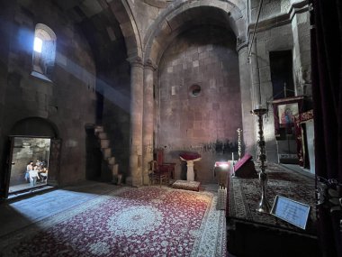 Ermenistan 'da bir kiliseye ışık düşüyor