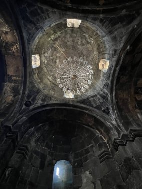 Ermenistan dağlarındaki Gndevank manastırının içinde