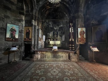 Ermenistan dağlarındaki Gndevank manastırının içinde