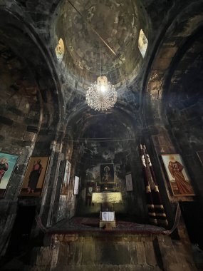 Ermenistan dağlarındaki Gndevank manastırının içinde