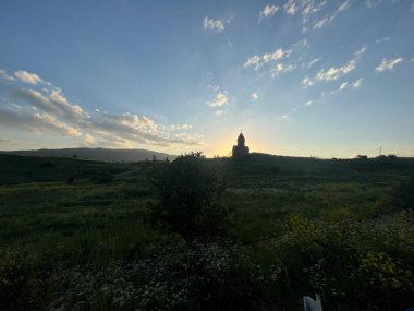 Gün batımında Ermenistan 'da küçük bir şapel