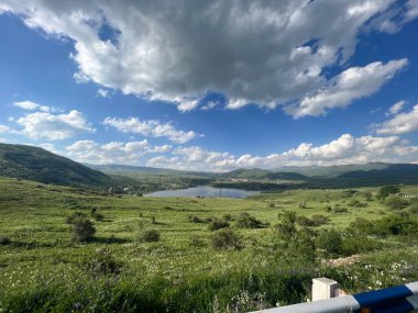 Ermenistan 'ın dağlarında gölü olan güzel manzara