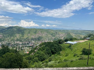 Ermenistan 'daki vadilerin üzerindeki dağların güzel manzarası