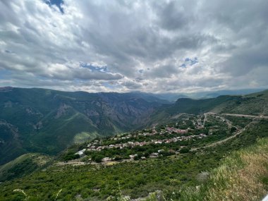 Ermenistan 'daki vadilerin üzerindeki dağların güzel manzarası