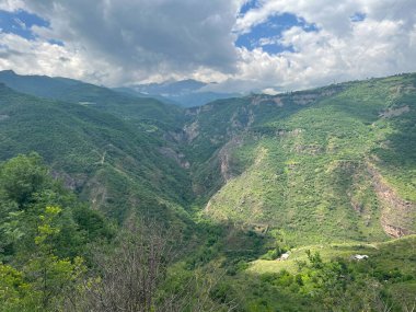 Ermenistan 'daki vadilerin üzerindeki dağların güzel manzarası
