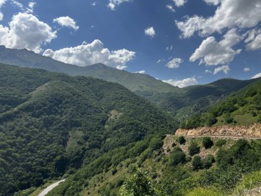 Ermenistan 'daki Meghri Geçidi yakınlarında yeşil vadileri olan güzel dağ sıraları.