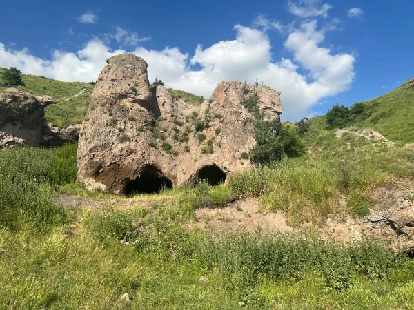 Ermenistan 'daki mağara evlerinin manzarası