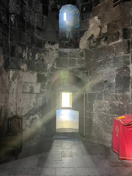 Ermenistan dağlarındaki Gndevank manastırının içinde