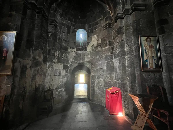 Ermenistan dağlarındaki Gndevank manastırının içinde