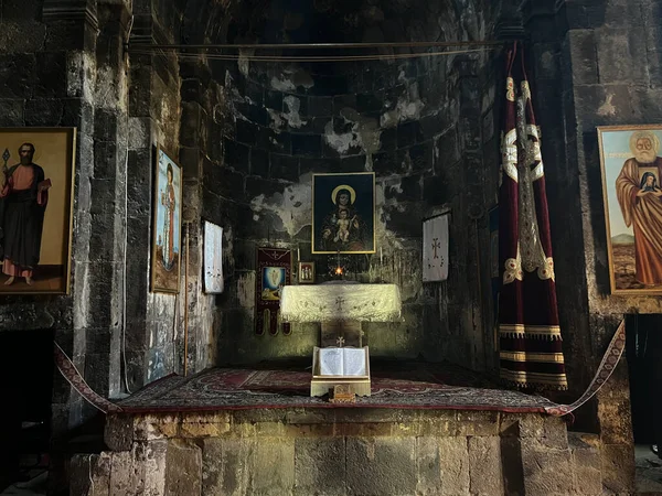 Ermenistan dağlarındaki Gndevank manastırının içinde