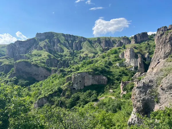 Ermenistan 'daki mağara evlerinin manzarası