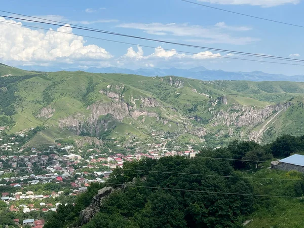 Ermenistan 'daki vadilerin üzerindeki dağların güzel manzarası