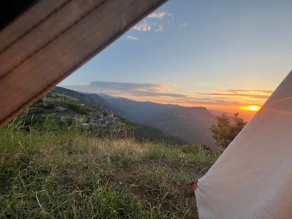 Gündoğumunda çadırla Ermenistan 'daki Tatev Manastırı' na bak