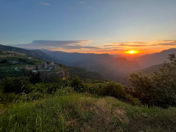 Gündoğumunda Ermenistan 'daki Tatev Manastırı' na bak