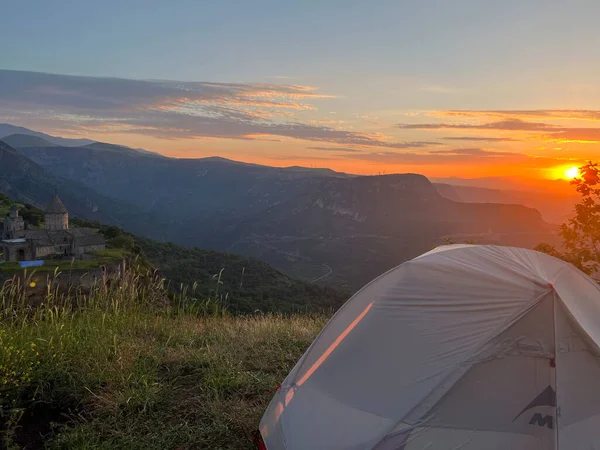 Gündoğumunda çadırla Ermenistan 'daki Tatev Manastırı' na bak