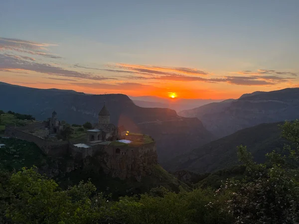 Gündoğumunda Ermenistan 'daki Tatev Manastırı' na bak