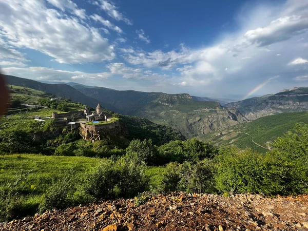 Ermenistan 'daki Tatev Manastırı' na gökkuşağıyla bak