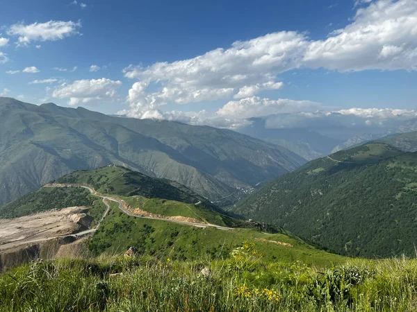 Ermenistan 'daki Meghri Geçidi yakınlarında yeşil vadileri olan güzel dağ sıraları.