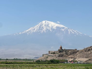 Arka planda Mount Ararat ile Manastır Khor Virap