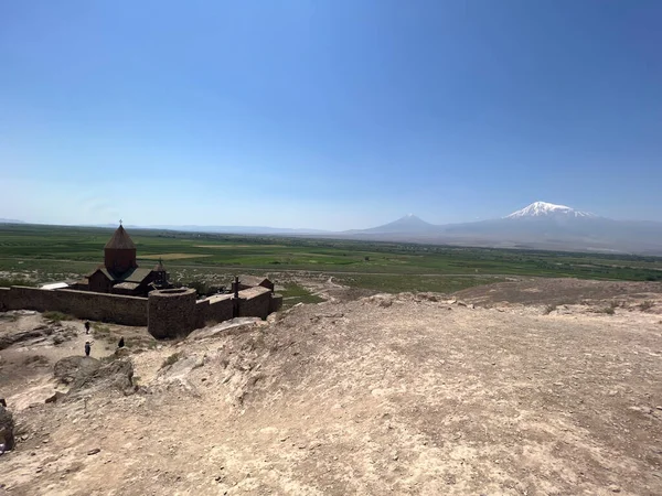 Arka planda Mount Ararat ile Manastır Khor Virap