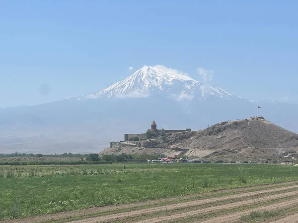 Arka planda Mount Ararat ile Manastır Chor Virap