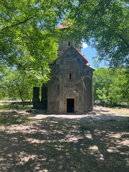 Ermenistan 'da ağaçlar arasında küçük bir manastır