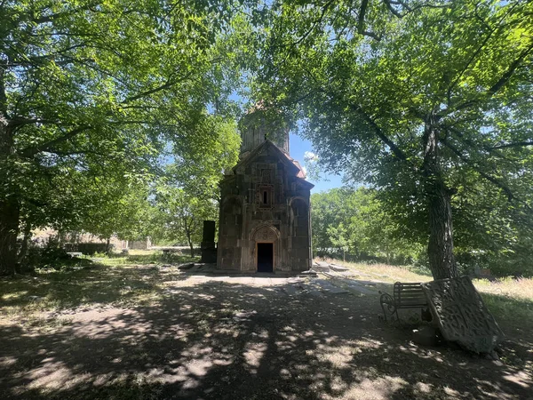 Ermenistan 'da ağaçlar arasında küçük bir manastır