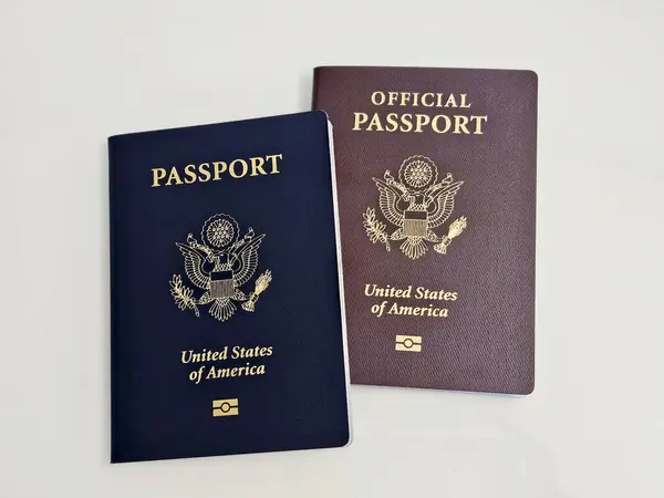 Federal Çalışanlar için ABD Resmi Pasaportu - Amerikan Vatandaşlığı Resmi Pasaport Kimliği Belgesi. Çeşitli açılardan ve arkaplanlardan yüksek kaliteli fotoğraflar