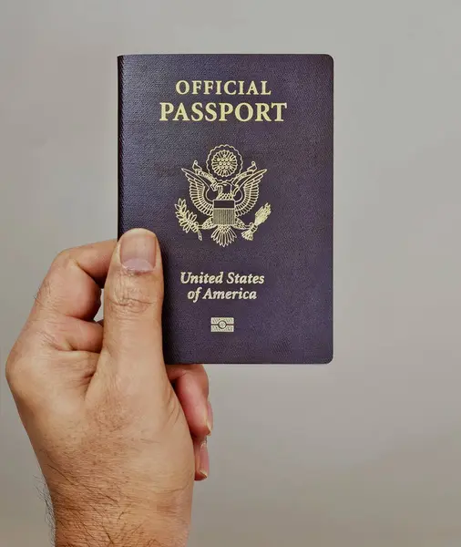 Federal Çalışanlar için ABD Resmi Pasaportu - Amerikan Vatandaşlığı Resmi Pasaport Kimliği Belgesi. Çeşitli açılardan ve arkaplanlardan yüksek kaliteli fotoğraflar