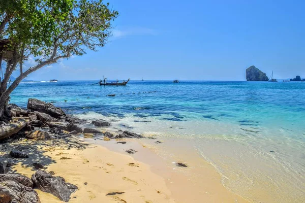 タイのクラビビーチでターコイズブルーのきれいな水 高品質の写真 — ストック写真