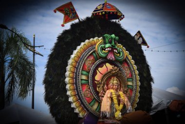 Thaipusam 'daki fanatiklerin renkli Kavadi görüşü. Yüksek kalite fotoğraf