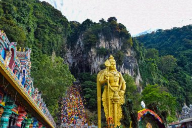 Thaipusam boyunca tapınak mimarisi ile Altın Heykel manzarası. Yüksek kalite fotoğraf