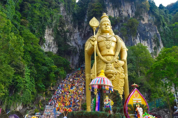 Thaipusam boyunca renkli kavadi ile altın heykel manzarası. Yüksek kalite fotoğraf