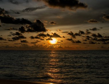 Fırtınalı Alacakaranlık: Fırtınalı Günbatımı Düşünceli Plajın Üzerinde Açılıyor. Yüksek kalite fotoğraf