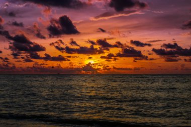 Kızaran Ufuk: Akşam Pembesi Güneş Batarken Gökyüzünü Örtüyor. Yüksek kalite fotoğraf