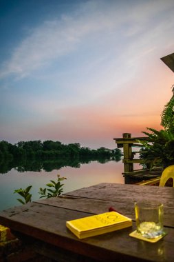 Altın saatinde güzel sayfalar dökülür ve nehir akar. Yüksek kalite fotoğraf