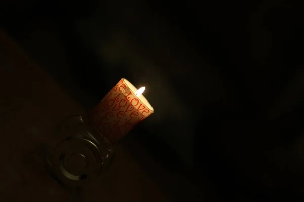 黑暗的房间里点着一支蜡烛 — 图库照片