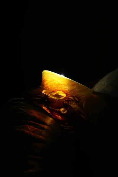 Jarro Dourado Dentro Quarto Escuro Atravessado Pelo Sol — Fotografia de Stock