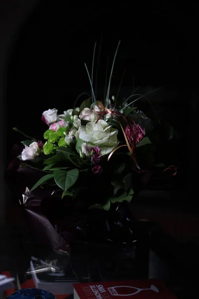 Una Foto Flores Rodeadas Oscuridad — Foto de Stock