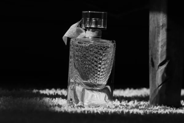 Bir Halının Üzerinde Duran Parfüm Şişesinin Fotoğrafı — Stok fotoğraf