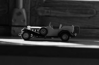 Güneşe maruz kalmış klasik bir araba. 