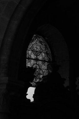 Güneşle kaplı bir kilisede lekeli camlar. 