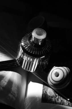 Tahta bir masanın üzerinde büyük bir su kabzası olan bir çeşmenin siyah beyaz fotoğrafı.